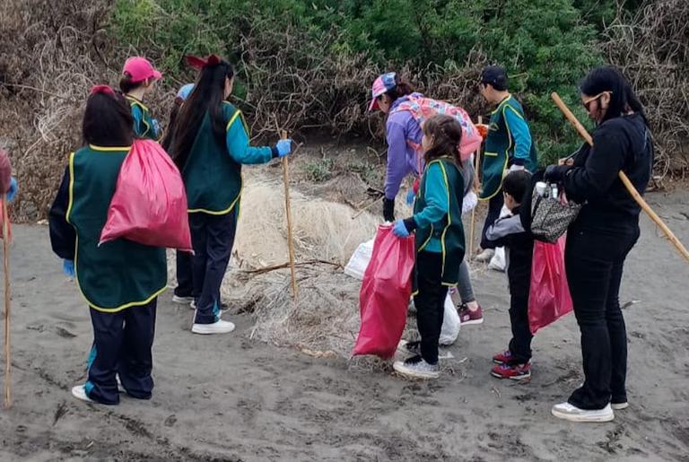 Estudiantes de Boyeruca retiran 40 sacos de basura durante extensa jornada de limpieza costera