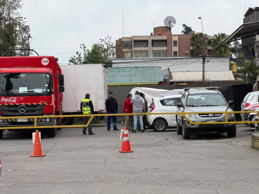Conductor de camión fallece en el área de carga de un supermercado en Curicó