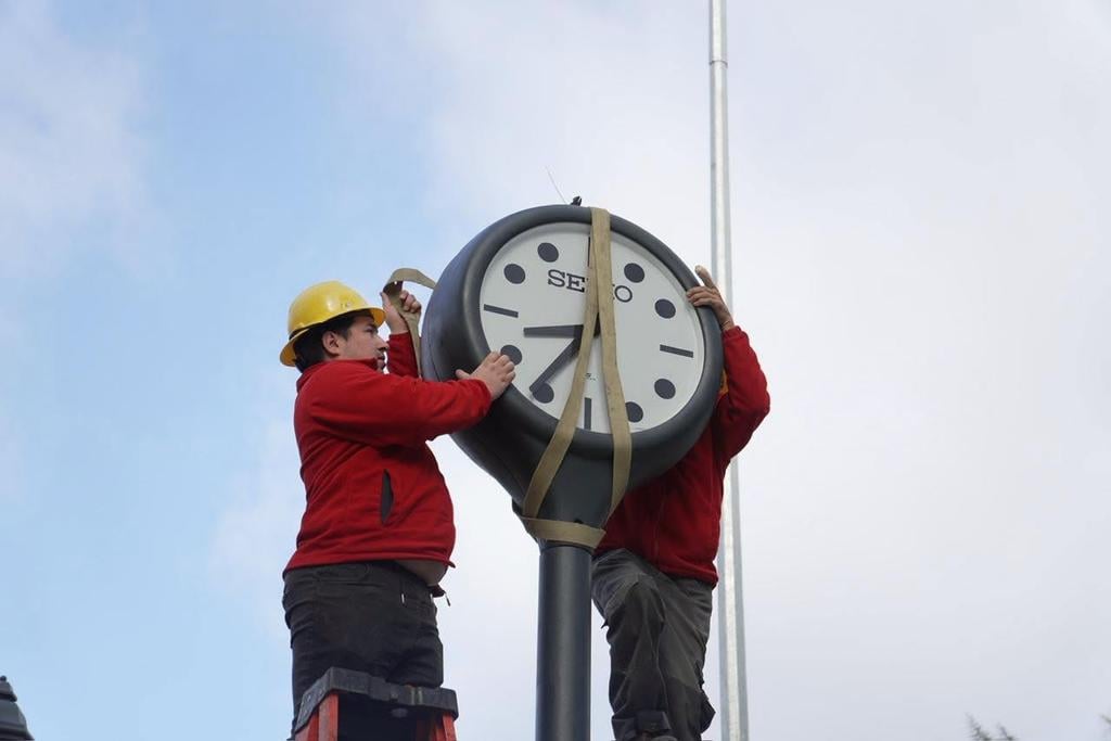 A 40 años de su instalación: Histórico reloj Seiko de Curicó continúa guardado en una bodega municipal a la espera de su reparación