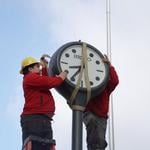 A 40 años de su instalación: Histórico reloj Seiko de Curicó continúa guardado en una bodega municipal a la espera de su reparación
