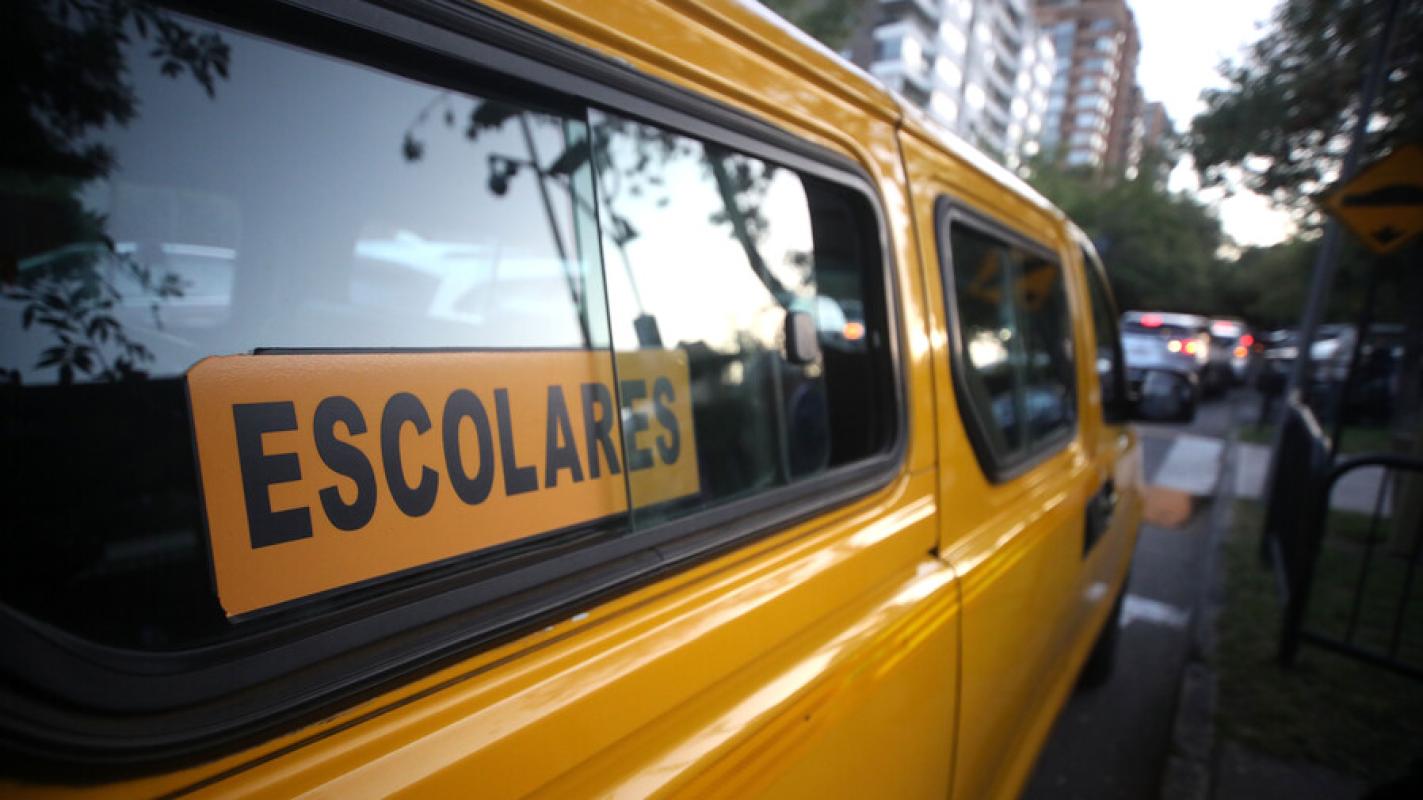 Fuerte aumento del combustible pone en jaque a transportistas escolares de Curicó y proyectan alza de tarifas
