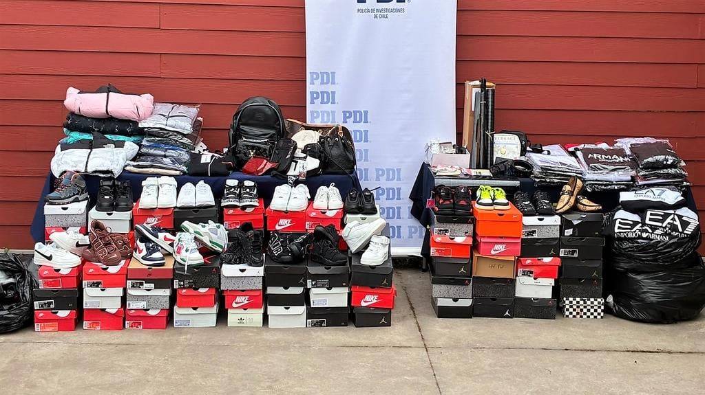 PDI decomisa ropa y zapatillas falsificadas en dos locales del centro de Curicó
