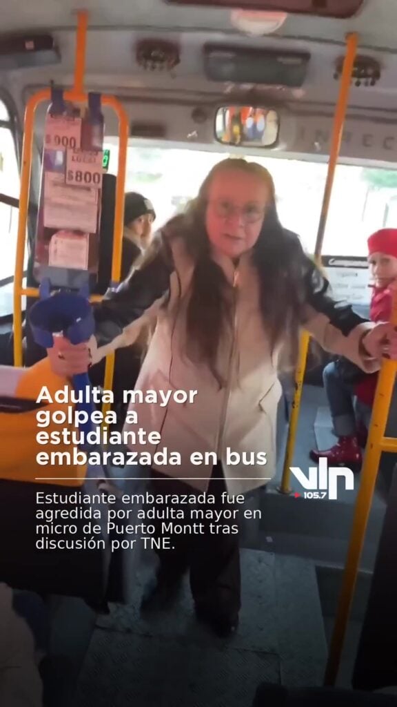 Adulta mayor golpea a estudiante embarazada en bus