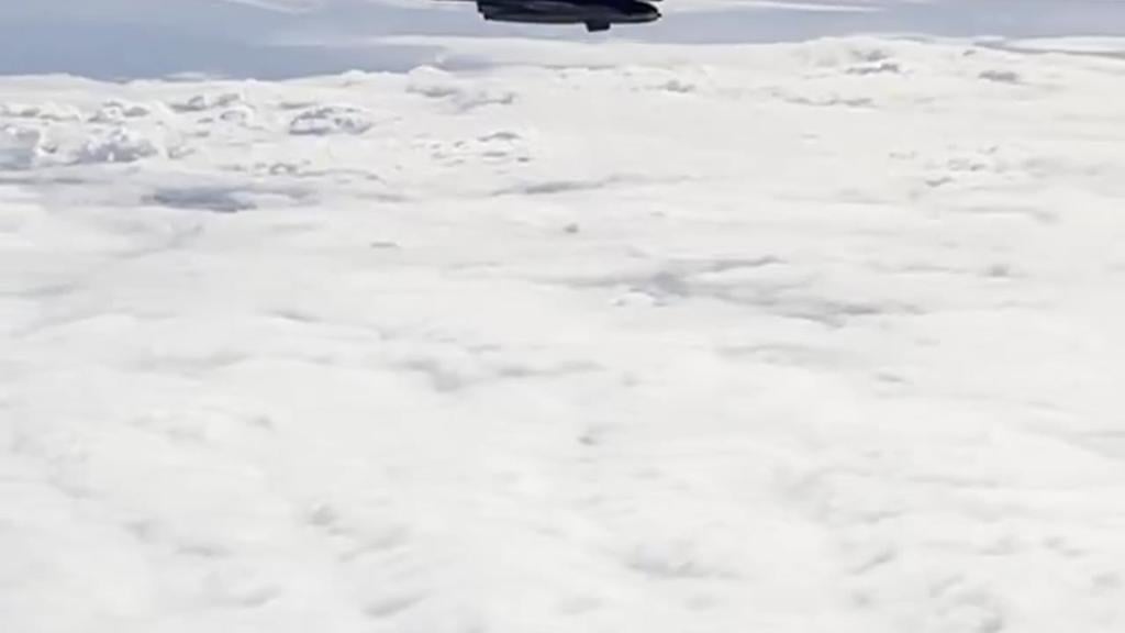 F-16 y KC-135 de la FACH sobrevuelan Campos de Hielo