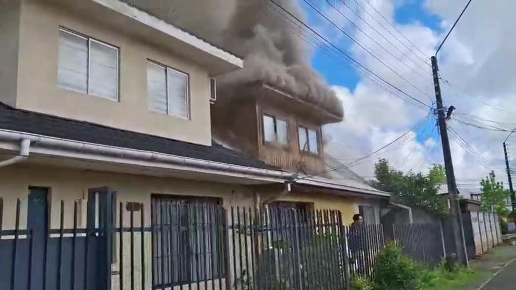 Incendio en Curicó afecta a dos viviendas