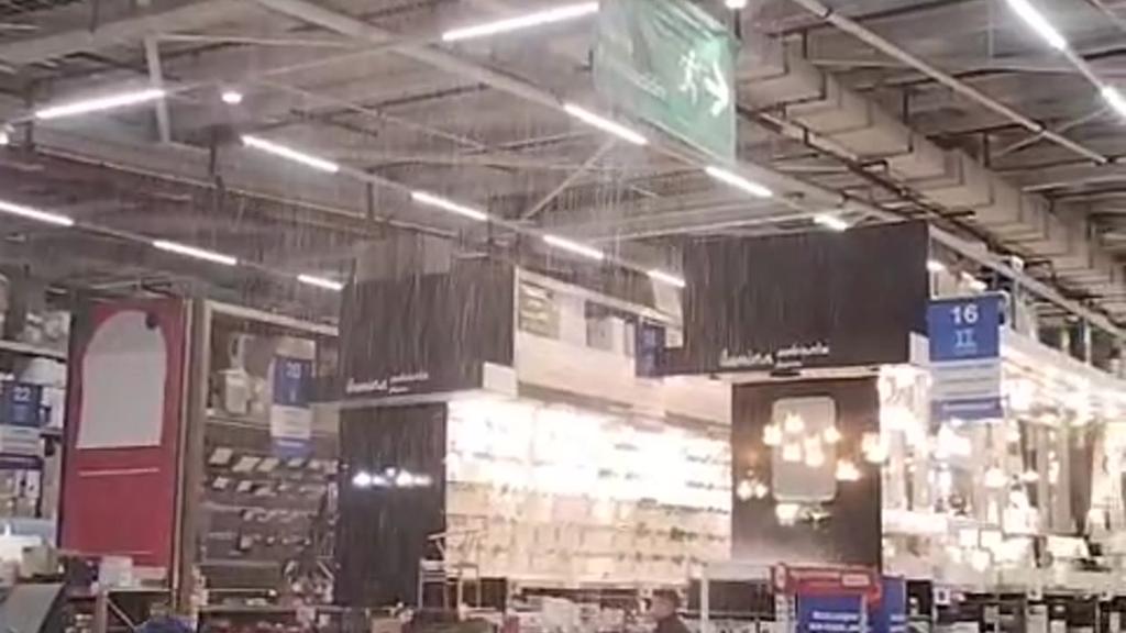 Granizo y lluvia inundan Sodimac en Talca