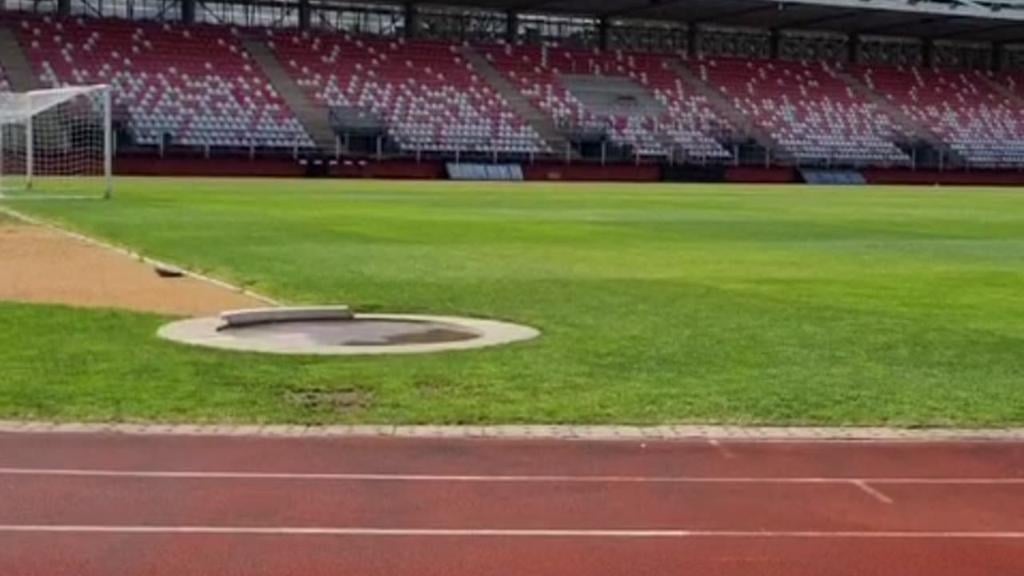 Evalúan futuro de deteriorada carpeta atlética en Curicó