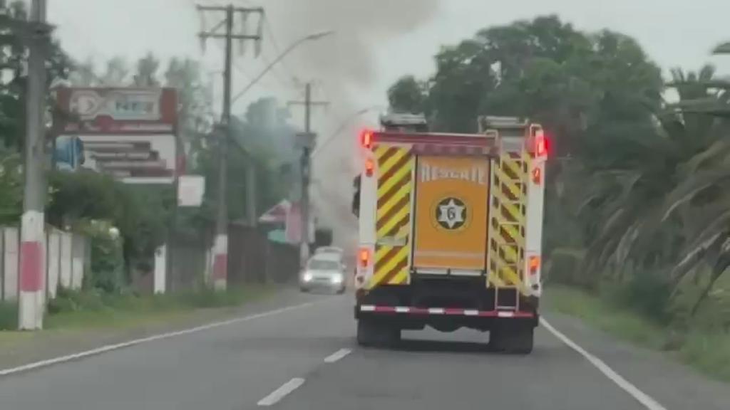 Incendio de auto en camino a Sarmiento